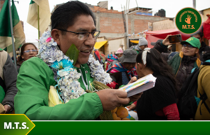 En la Feria Villa Dolores Dr. Patzi entregó cuadernos y compartió alegría e identidad