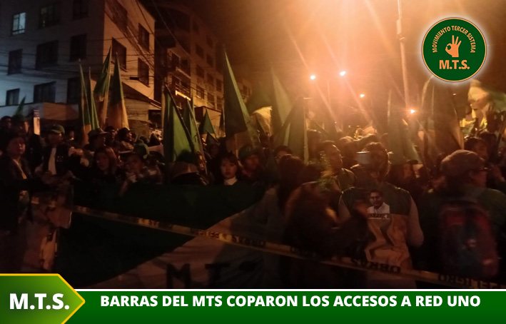 Debate Electoral Obligatorio: Barras del M.T.S. coparon con cánticos y banderas los accesos a Red Uno